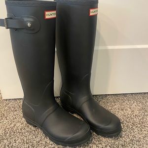 Hunter original tall rain boot with with fleece boot socks